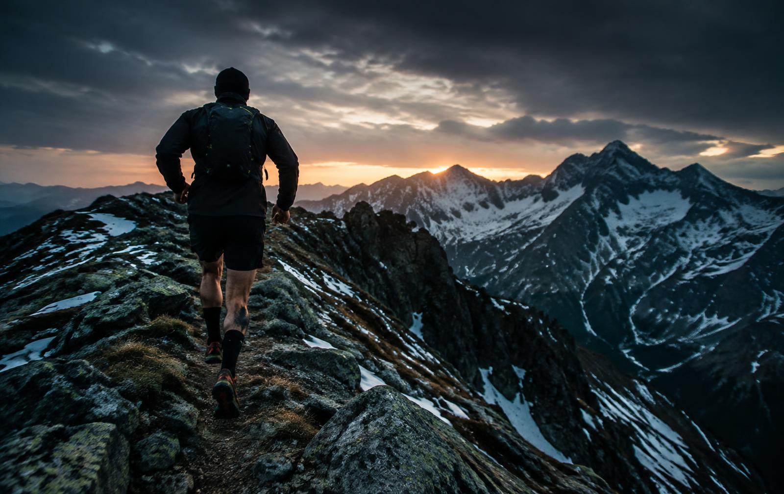 Corredor de trail en una cresta del Pirineo al amanecer
